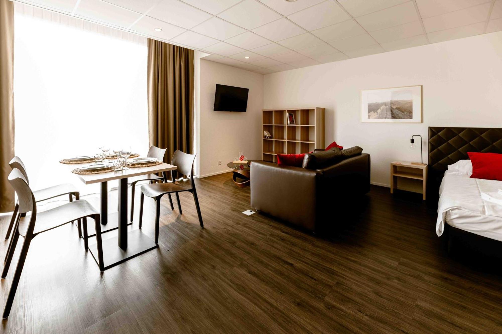 Los Lorentes Apartments Bern Airport ベルプ エクステリア 写真
